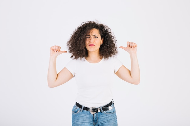 Femme sérieuse s&#39;unissant à elle-même