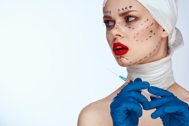 Femme avec une seringue injections de beauté portrait de beauté en studio sur fond blanc