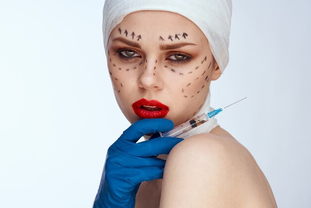 Femme avec une seringue injections de beauté portrait de beauté en studio sur fond blanc