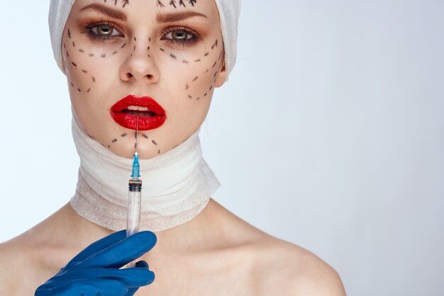 Femme avec une seringue injections de beauté portrait de beauté en studio sur fond blanc