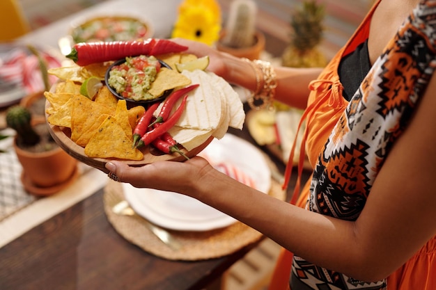 Photo femme servant à table pour un dîner de fête