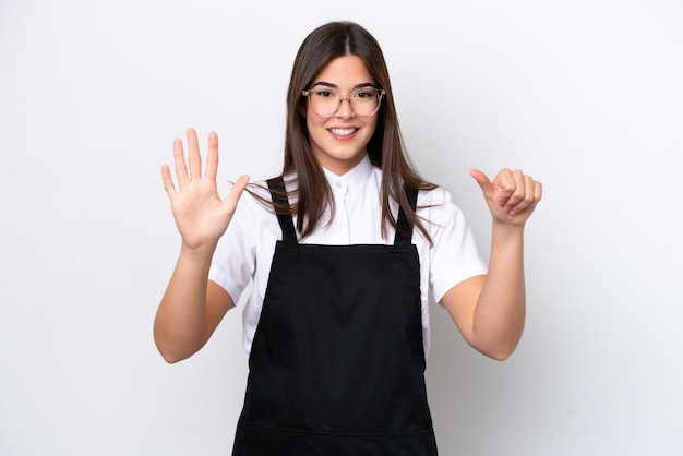 Femme de serveur brésilien restaurant isolé sur fond blanc comptant six avec les doigts