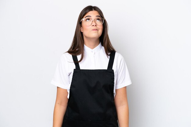 Femme de serveur brésilien restaurant isolé sur fond blanc et levant les yeux