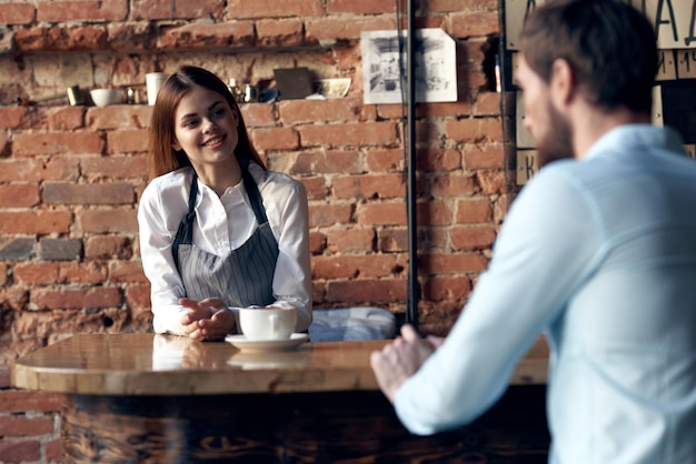 une femme un serveur prend une commande d'un homme dans un café photo de haute qualité