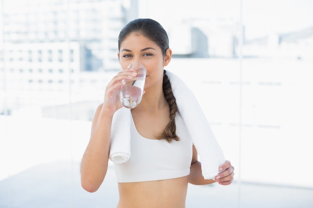 Femme, à, serviette, autour de, cou, eau potable