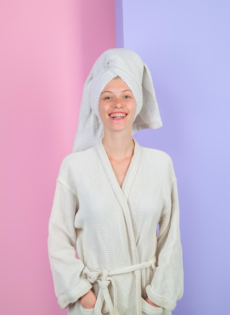 Femme en serviette et peignoir femme spa en peignoir et turban belle femme après bain femme avec