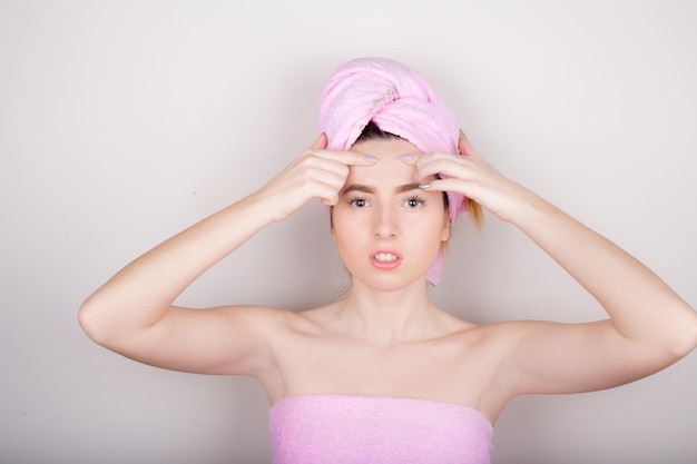 Femme avec une serviette sur la tête