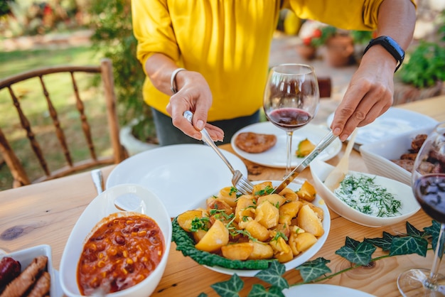 Femme, servir, pomme rôtie