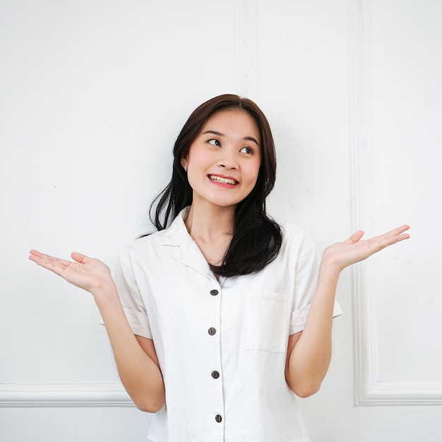 Une femme avec ses mains en l'air et le mot "sur sa chemise"