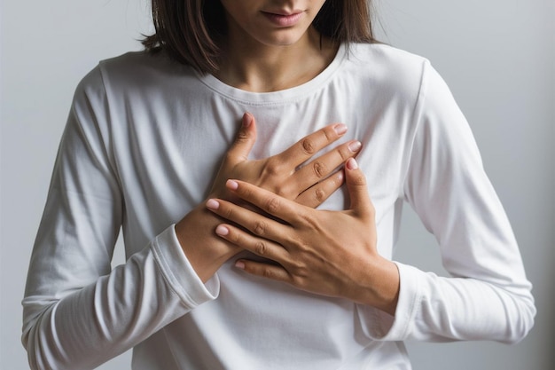 une femme avec ses mains sur sa poitrine
