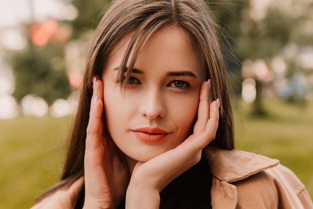 Une femme avec ses mains sur son visage