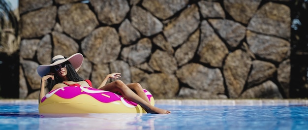 Femme sexy en 3D se détendant dans la piscine d'un spa concept de détente rendu d'illustration en 3D