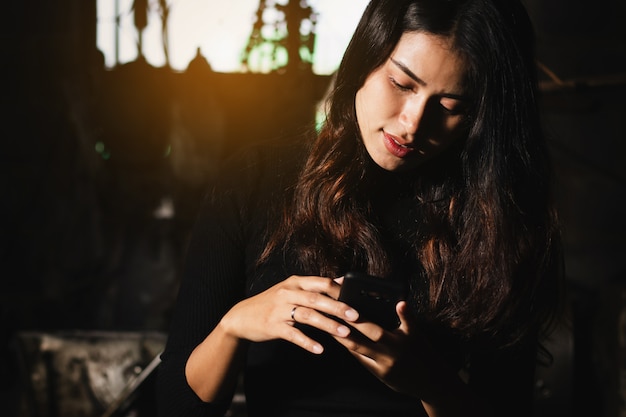 Femme sexy d&#39;Asie à l&#39;aide de smartphone au temps libre avec heureux.