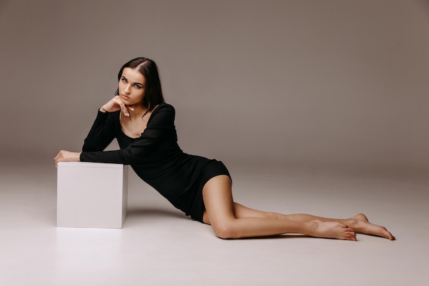 femme sexy assise sur le sol femme avec de belles jambes
