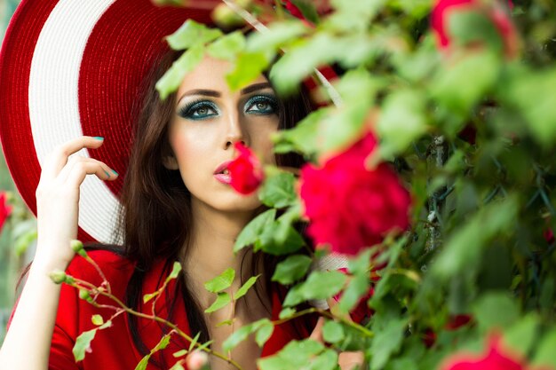 Femme sexy au chapeau rouge avec rose