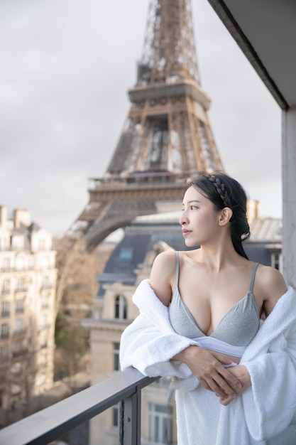 Femme sexy sur le balcon en profitant de la vue sur la Tour Eiffel à Paris