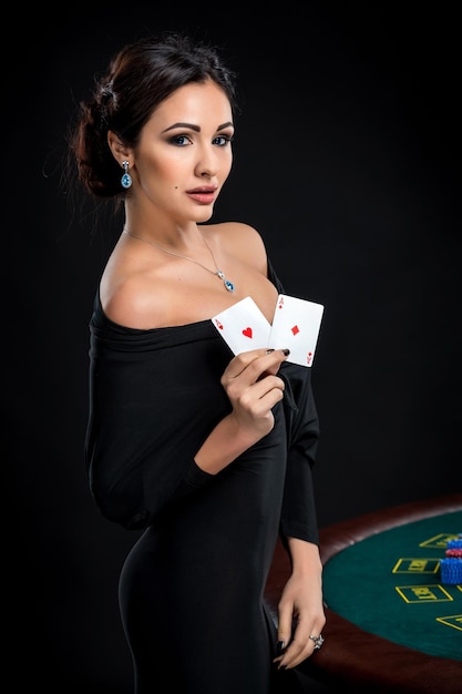 Femme sexy avec des cartes et des jetons de poker