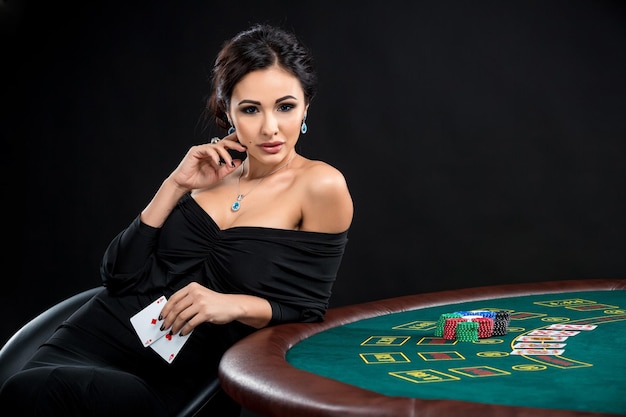 Femme sexy avec des cartes et des jetons de poker