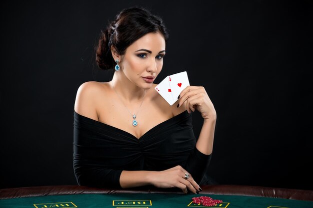 Femme sexy avec des cartes et des jetons de poker