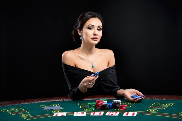 Femme sexy avec des cartes et des jetons de poker