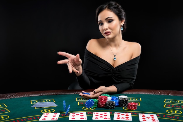 Femme sexy avec des cartes et des jetons de poker