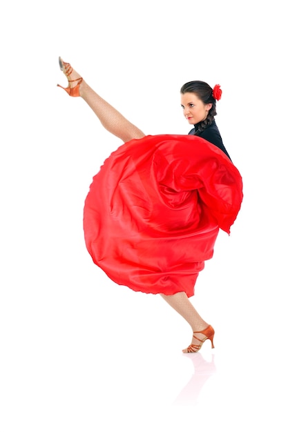 Une femme sexy danse le flamenco sur fond blanc