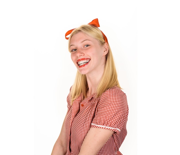 Femme sexy avec maquillage et coiffure vintage Emotions Jeune fille blonde souriante aux lèvres rouges