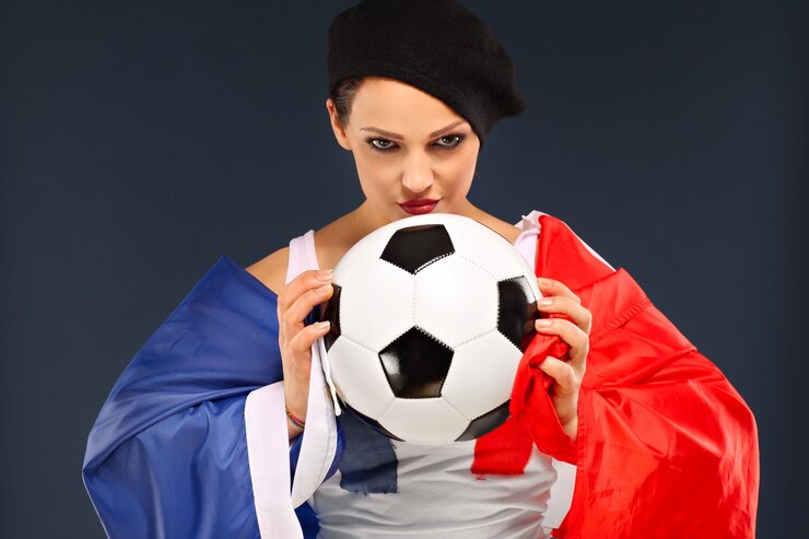 Photo femme sexy portant le drapeau français et tenant le football