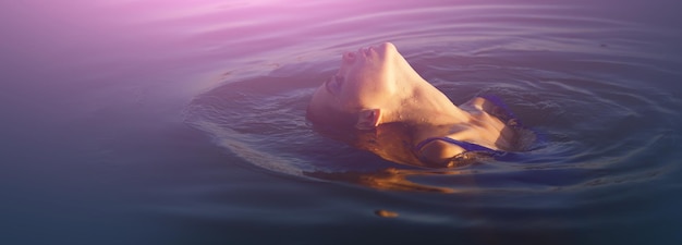 Femme sexy posant dans l'eau vacances d'été et concept de voyage été