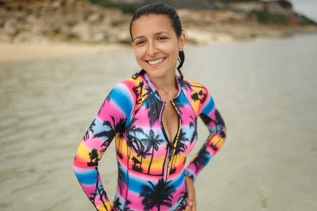 Femme sexy posant à la plage de l'océan.