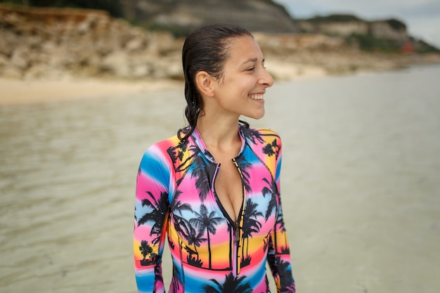 Femme sexy posant à la plage de l'océan.