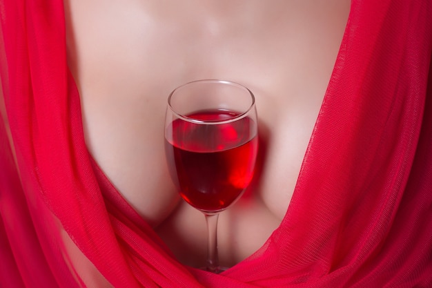 femme sexy en tissu rouge et les verres de vigne