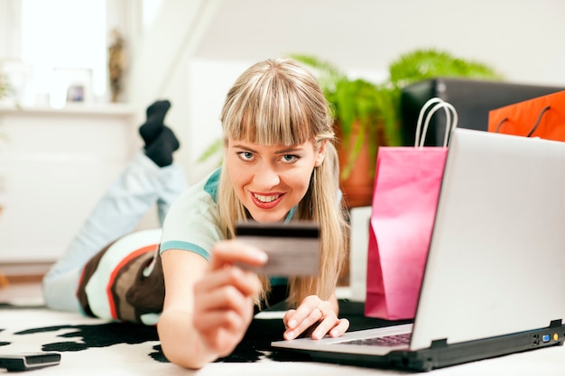 Femme shopping en ligne via Internet à la maison