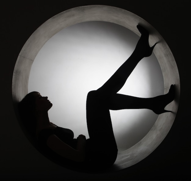 Photo femme silhouette élégante en cercle