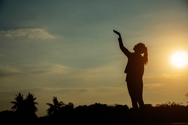 Femme silhouette prier Dieu