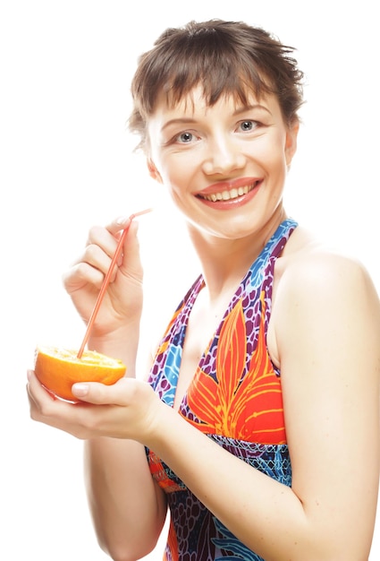 Femme sirotant du jus d'orange avec une paille