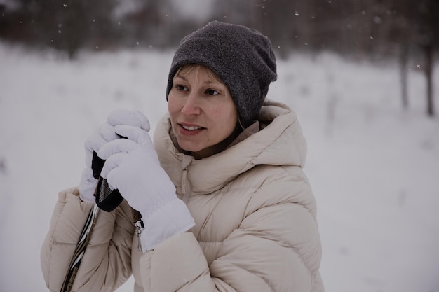 Une femme sur le ski de fond dans une forêt d'hiver un concept de mode de vie sain un mode de vie sportif