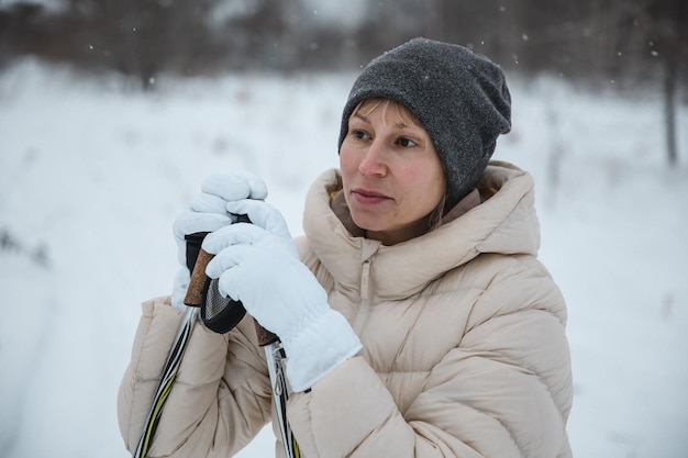 Une femme sur le ski de fond dans une forêt d'hiver un concept de mode de vie sain un mode de vie sportif