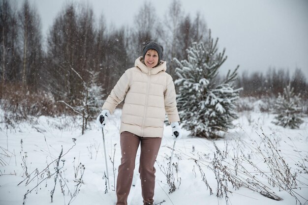 Une femme sur le ski de fond dans une forêt d'hiver un concept de mode de vie sain un mode de vie sportif