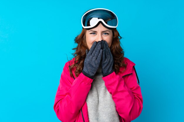 Femme de skieur avec des lunettes de snowboard avec une expression faciale surprise