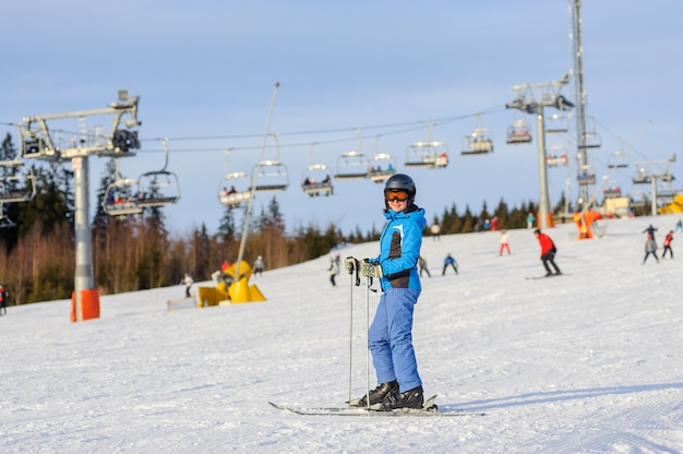 Photo femme, skieur, ski alpin, à, station, ski, contre, téléski