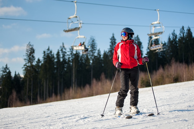 Femme skieur avec ski au winer resort en journée ensoleillée