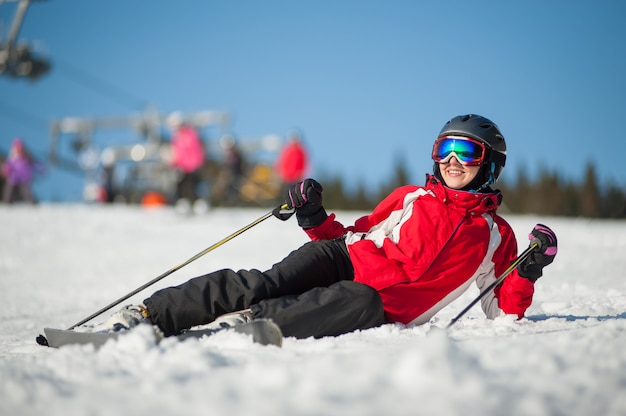 Femme skieur avec ski au winer resort en journée ensoleillée