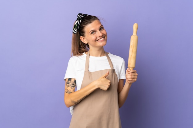 Femme slovaque cuisinière isolée sur fond violet donnant un geste de pouce en l'air