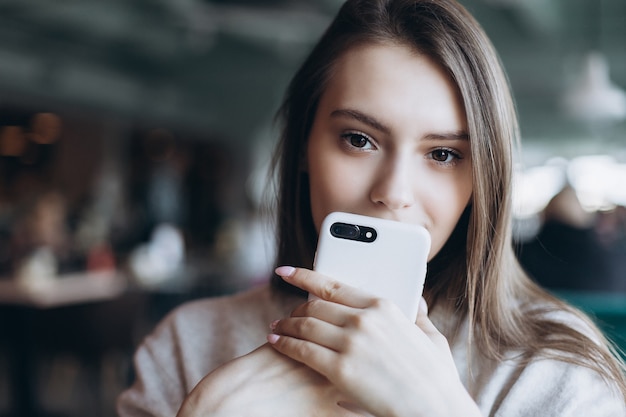 femme avec smartphone au café