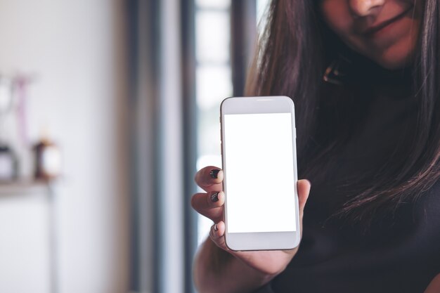 Femme avec smartphone maquette