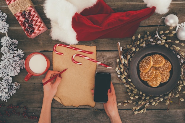 Une femme avec un smartphone à Noël.