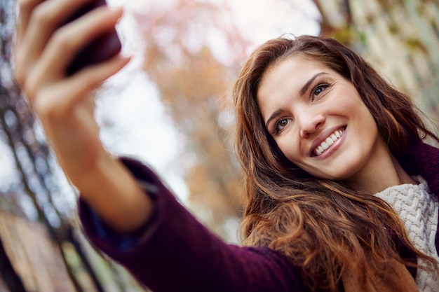 Photo femme avec smartphone