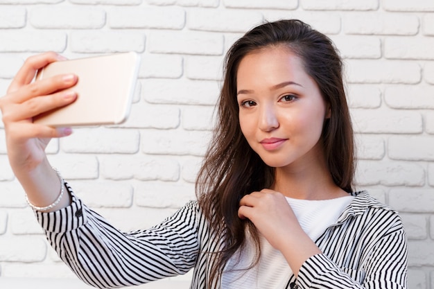 Femme avec smartphone