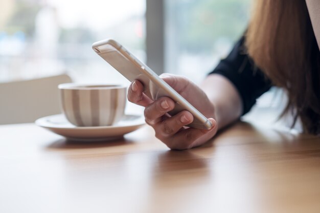 Femme avec smartphone